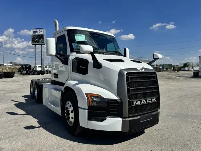 2026 MACK PIONEER 64T DAYCAB2a619f04798266e34833ad4e24d2d7af