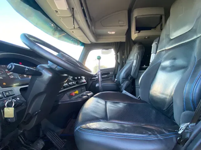 2023 Kenworth W990