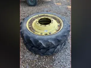 John Deere 320/85/R38