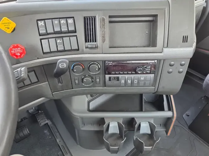 2019 VOLVO VNL64T-300