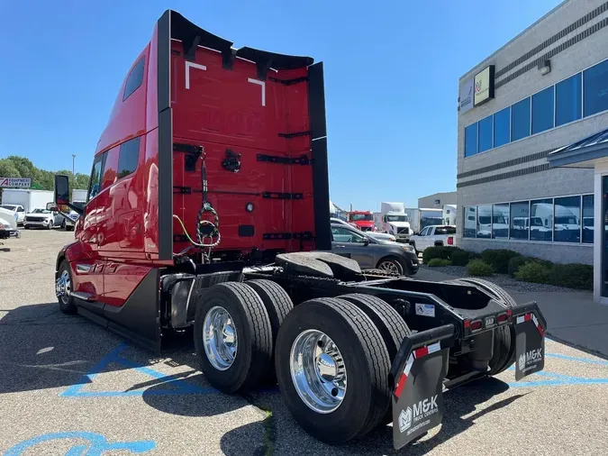 2025 VOLVO VNL64T860