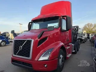 2022 VOLVO VNR64T300