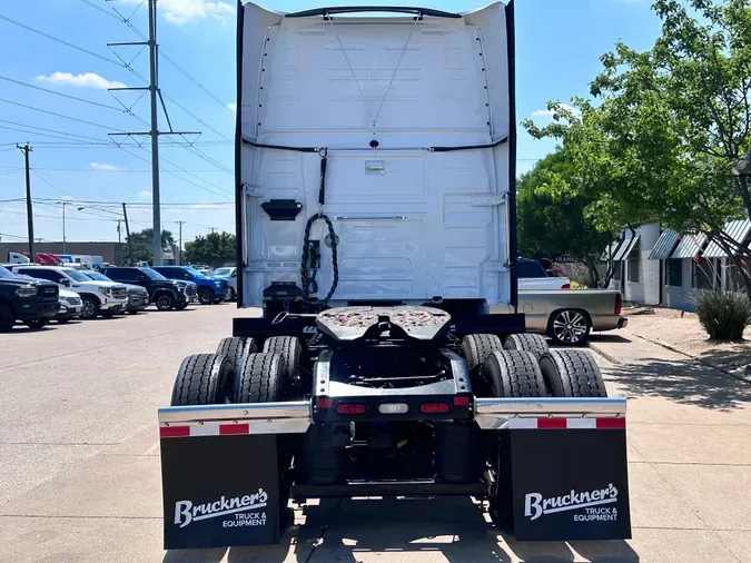 2025 VOLVO VNL64T860