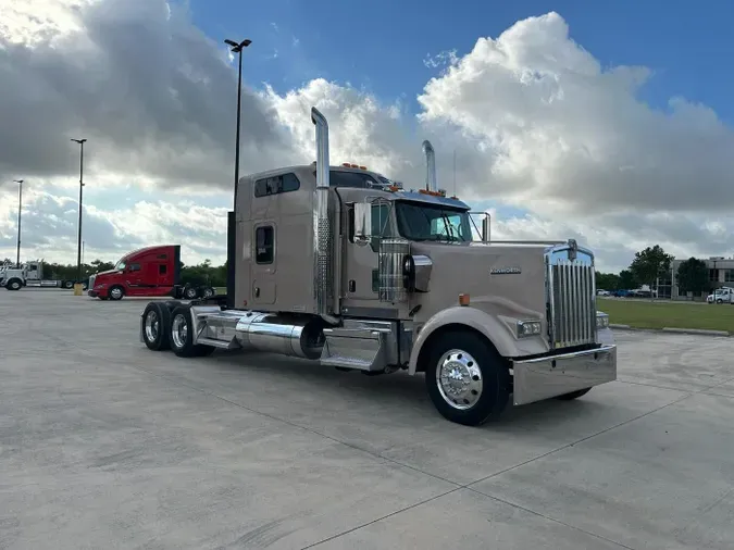2022 Kenworth W900L