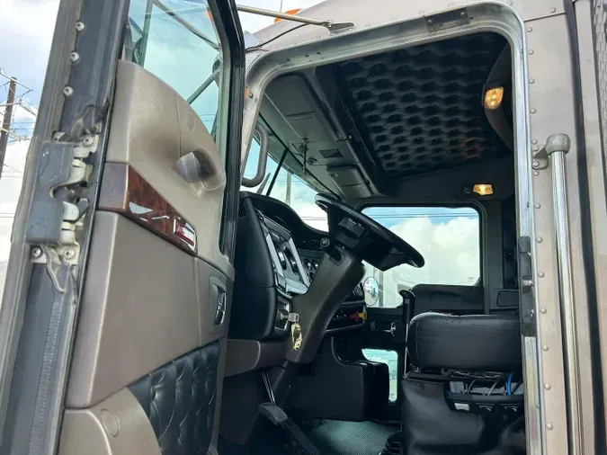 2022 Kenworth W900L