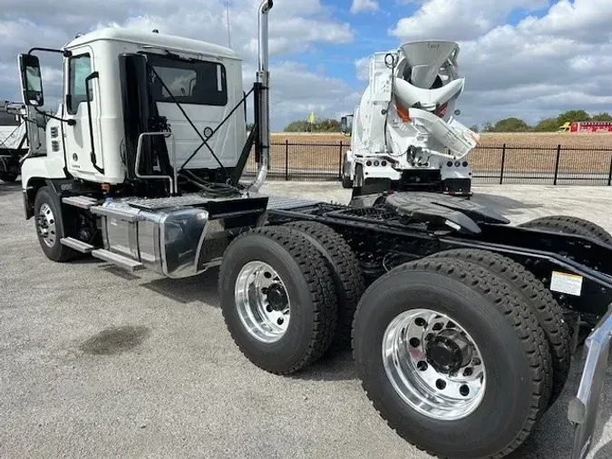 2025 MACK AN64T