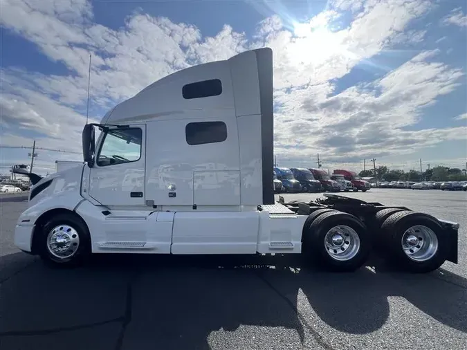 2022 VOLVO VNL760