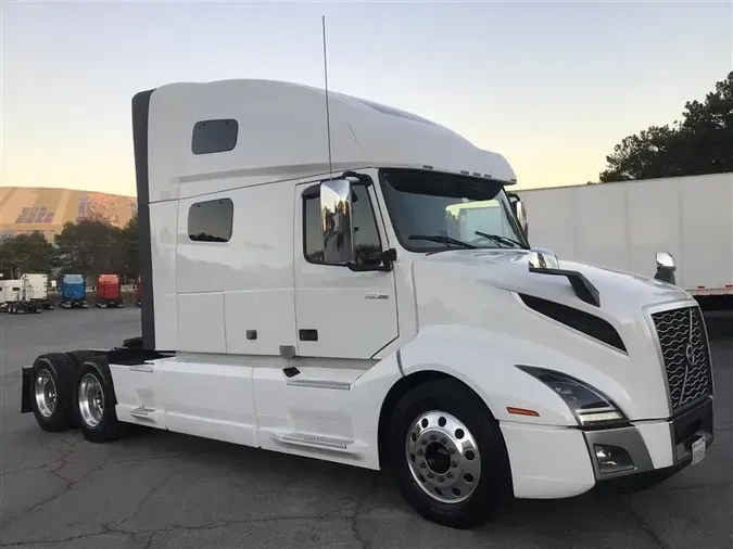 2019 VOLVO VNL760