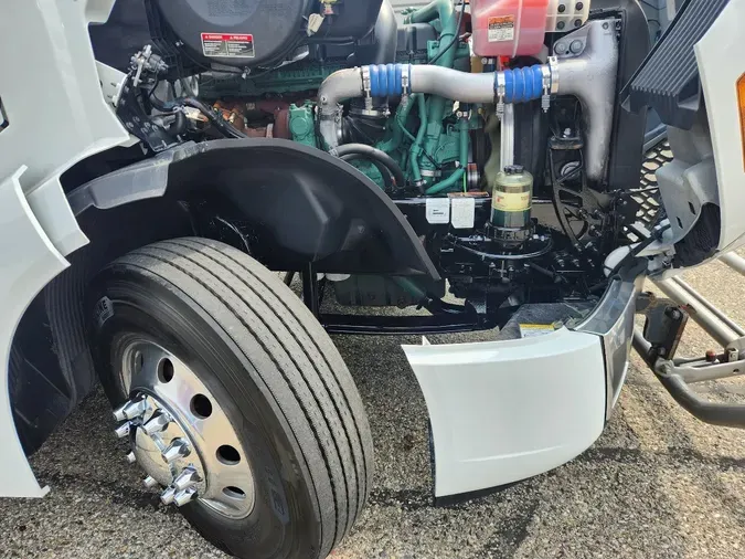 2023 VOLVO VNL64T740
