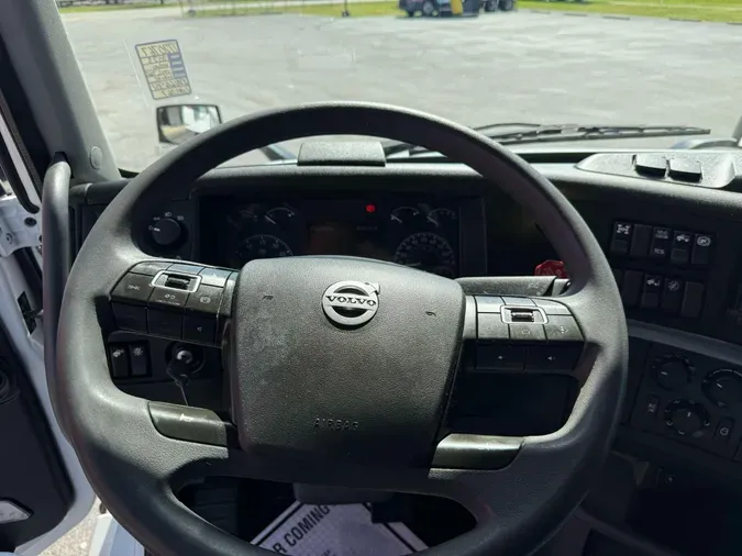 2023 VOLVO VNL64T760