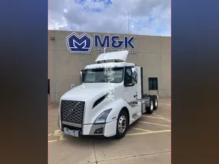 2025 VOLVO VNL64T300