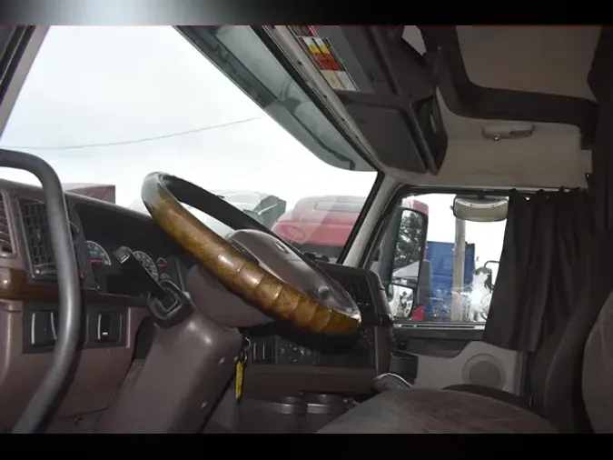 2015 VOLVO VNL64T670