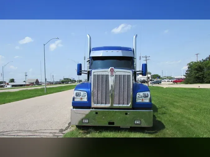 2022 Kenworth W990