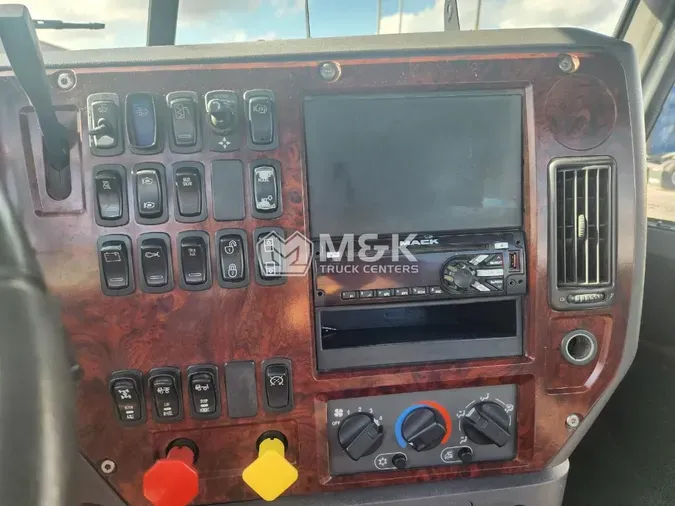 2015 MACK CXU613