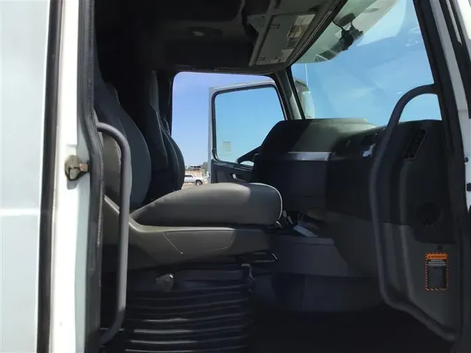 2020 VOLVO VNL64T740