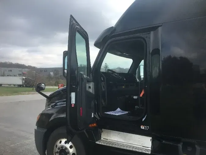 2019 Freightliner T12664ST