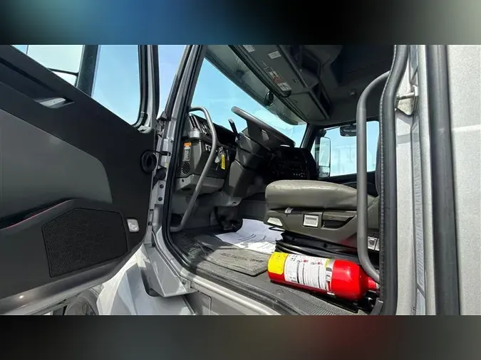 2022 VOLVO VNL860