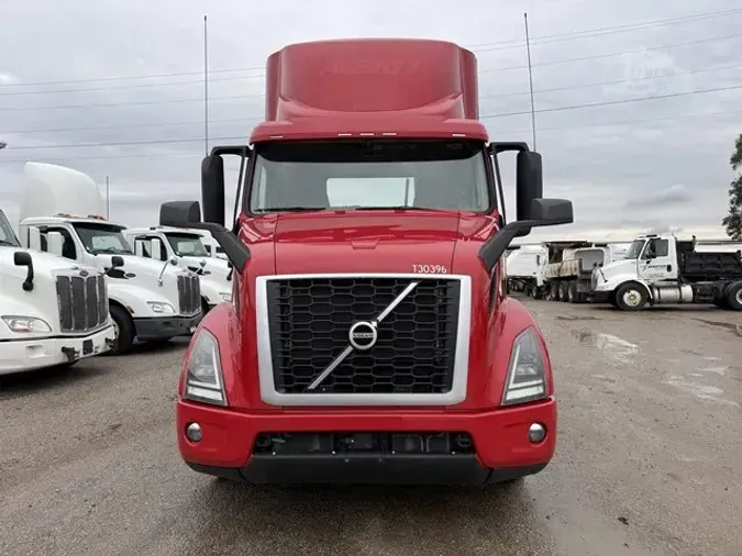 2022 VOLVO VNR64T300