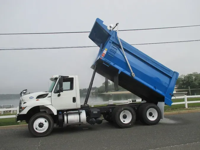  INTERNATIONAL 7400 6X4