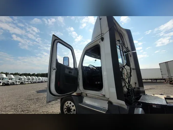 2019 Freightliner Cascadia 126