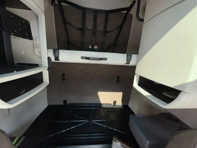 2017 VOLVO VNL64T670