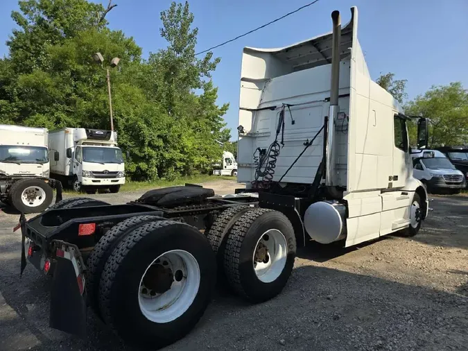 2019 VOLVO VNR64T640