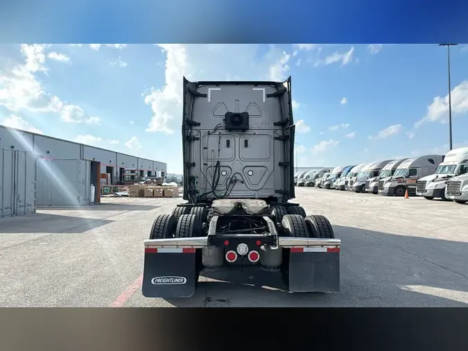 2022 Freightliner Cascadia 126