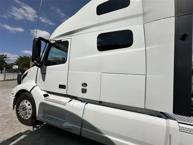 2020 VOLVO VNL64T760