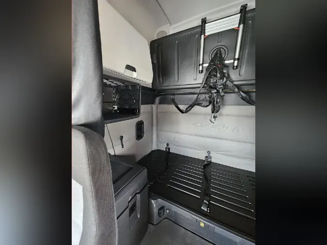 2021 FREIGHTLINER Cascadia 126