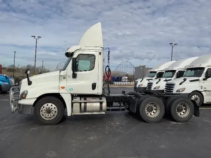 2017 Freightliner X12564ST