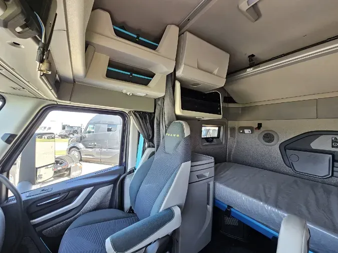 2025 VOLVO VNL64TV04