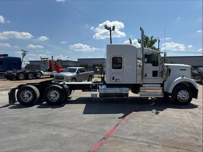 2023 Kenworth W900