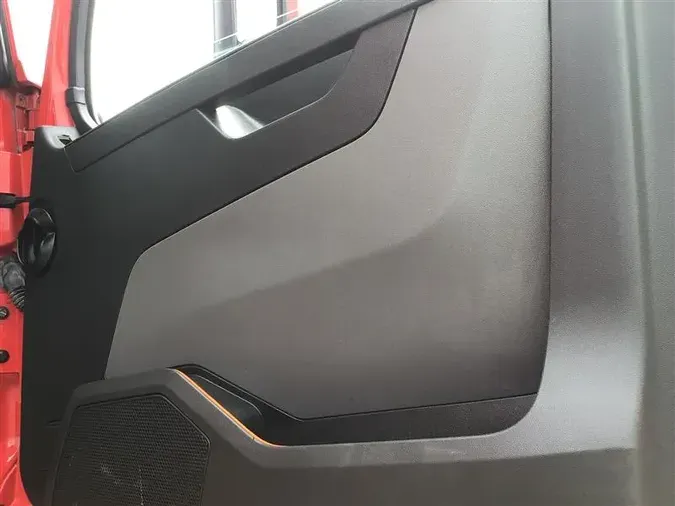 2023 VOLVO VNR300