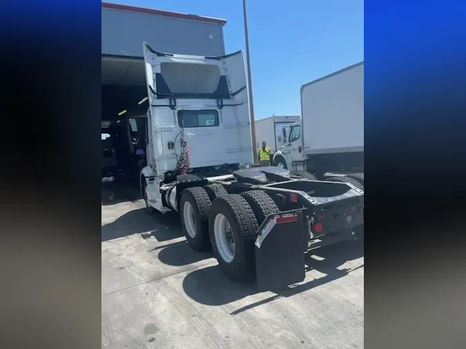 2018 VOLVO VNL64T-300
