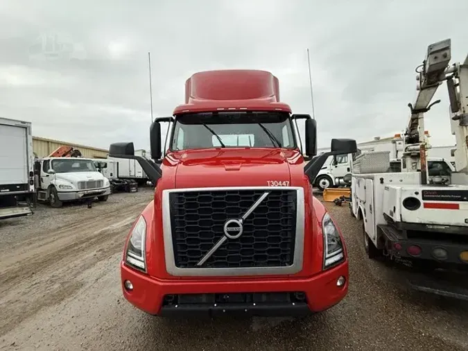 2022 VOLVO VNR64T300