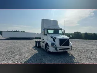 2017 Volvo VNL300