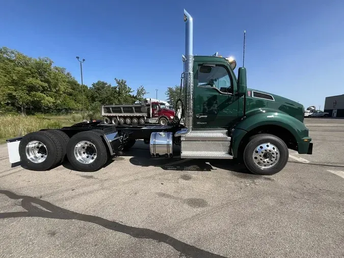 2025 Kenworth T880