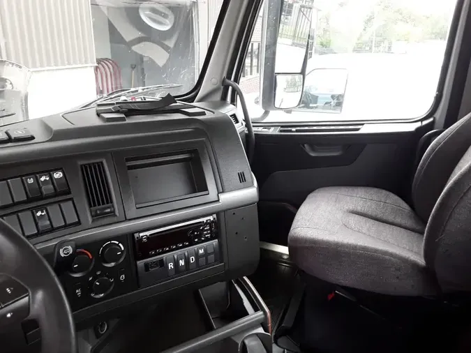 2019 VOLVO VNR42T 300