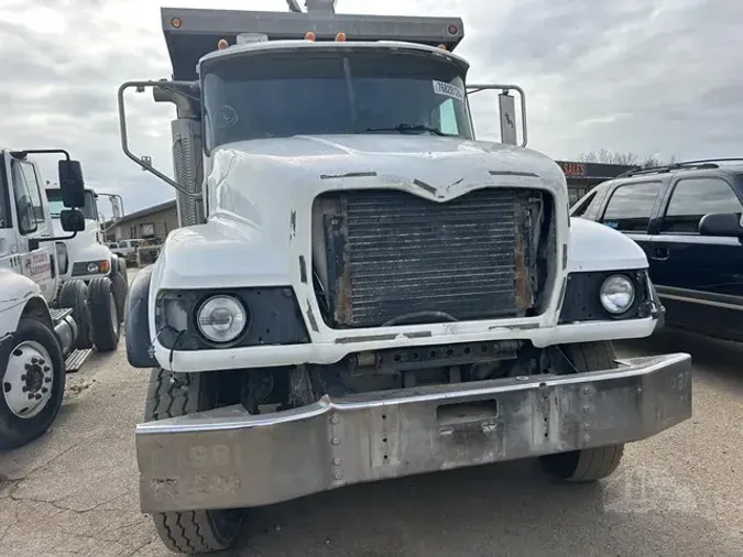 2005 MACK GRANITE CV713
