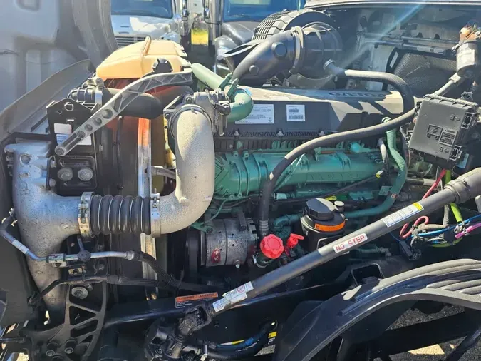 2019 VOLVO VNL42T 300