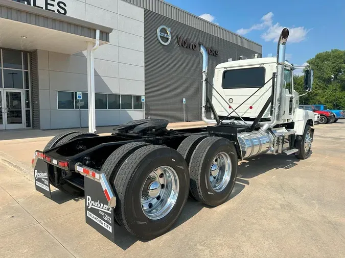 2021 MACK PI64T