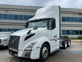 2025 VOLVO VNL64T300