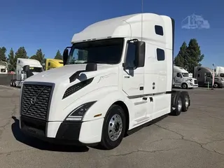 2023 VOLVO VNL64T760