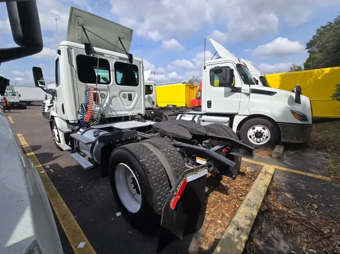 2015 FREIGHTLINER/MERCEDES CASCADIA 113