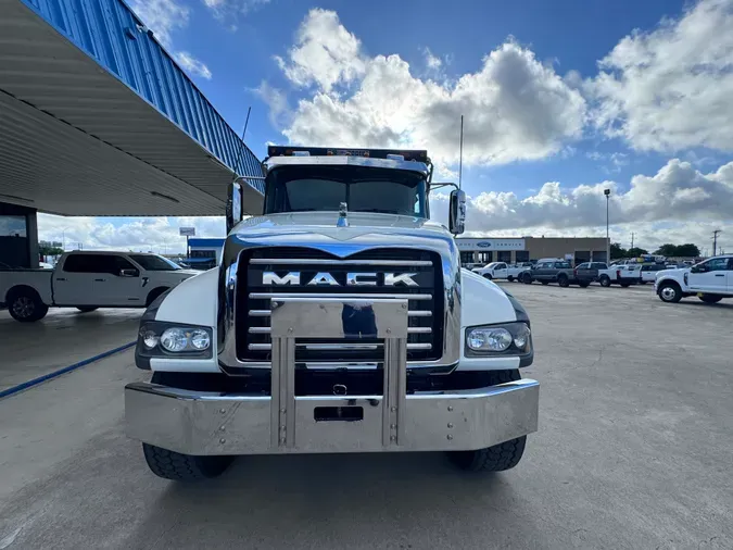 2022 MACK GR64F