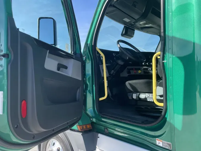 2020 Freightliner Cascadia 126