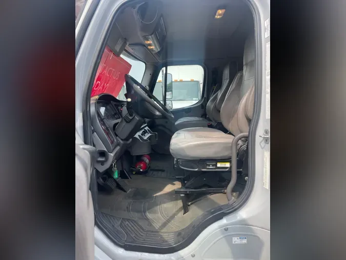 2015 FREIGHTLINER M2 106