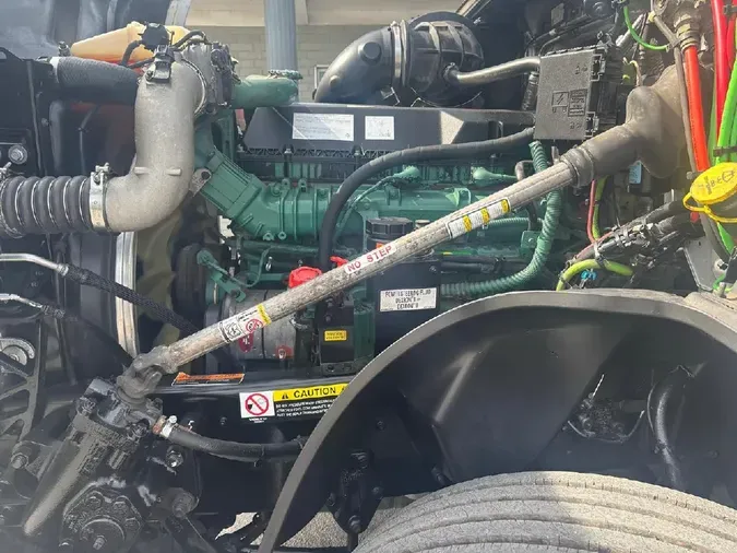 2022 VOLVO VNL64T760