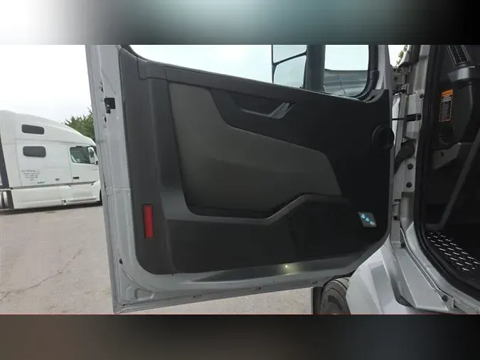 2022 VOLVO VNL860