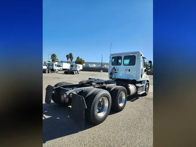 2018 FREIGHTLINER/MERCEDES CASCADIA 113